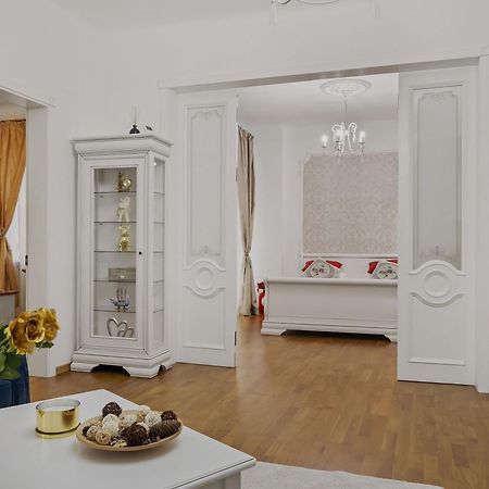 Sweet Luxury Three Rooms Apartment City Center Universitate Bükreş Dış mekan fotoğraf